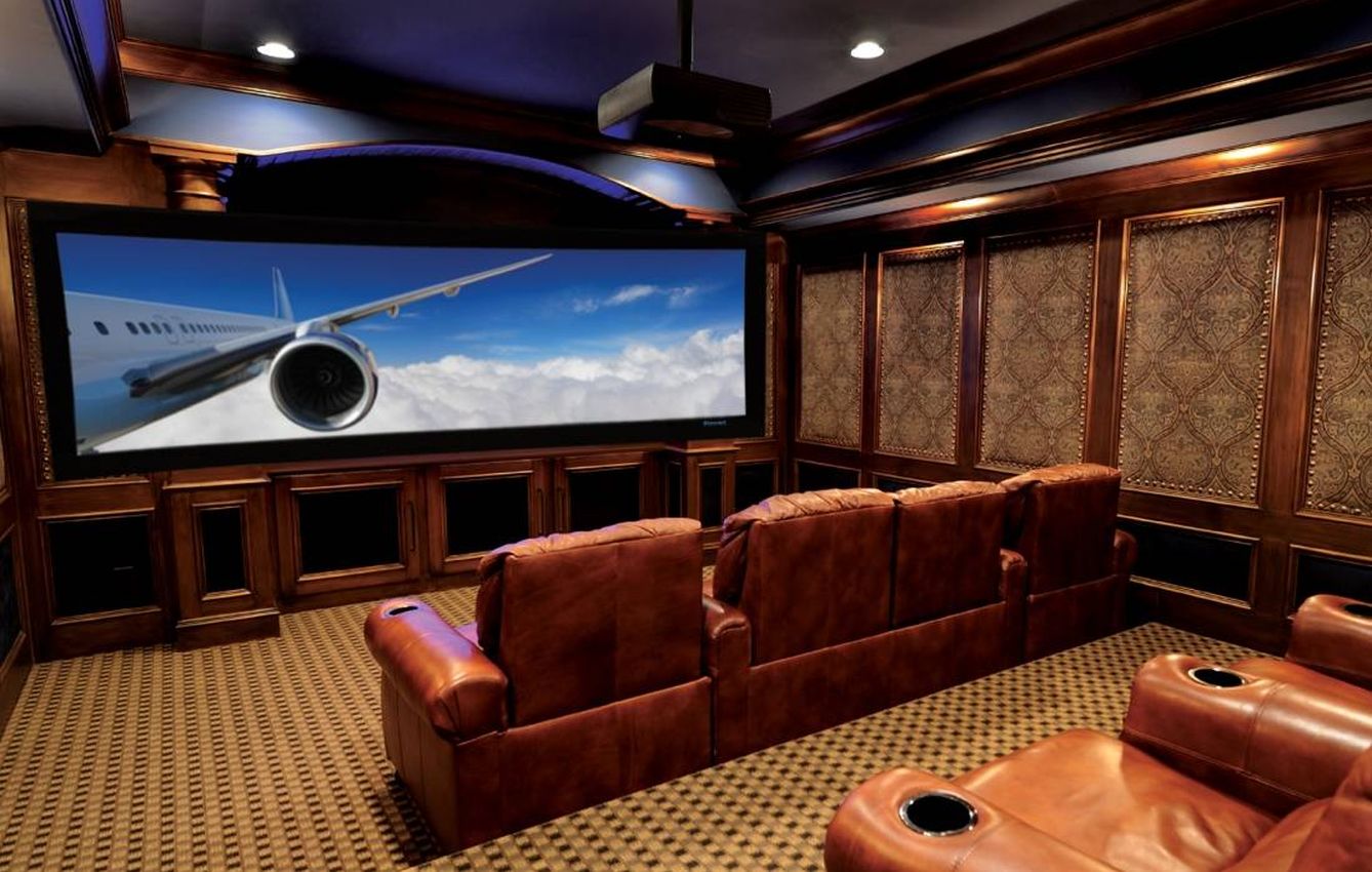 No es lo mismo que tu propia sala de cine, pero con un buen monitor también puedes disfrutar de las películas en tu despacho.