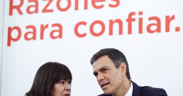Foto: Pedro Sánchez charla con la presidenta del PSOE, Cristina Narbona, este 3 de septiembre en el plenario de la ejecutiva del PSOE. (EFE)