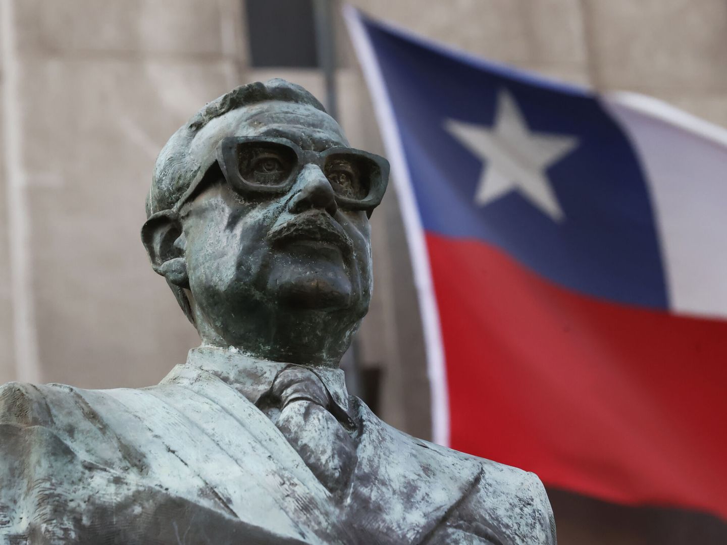 Vista de la estatua de Salvador Allende ubicada frente al Palacio de La Moneda en Santiago de Chile. (EFE)