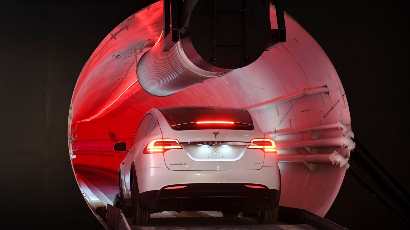 Un Tesla Model X modificado ingresa a la entrada del túnel. (EFE)