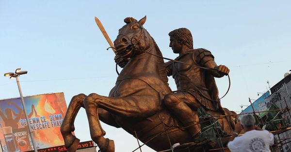 Foto: Estatua de Alejandro Magno a lomos de Bucéfalo en Skopje. (EFE)