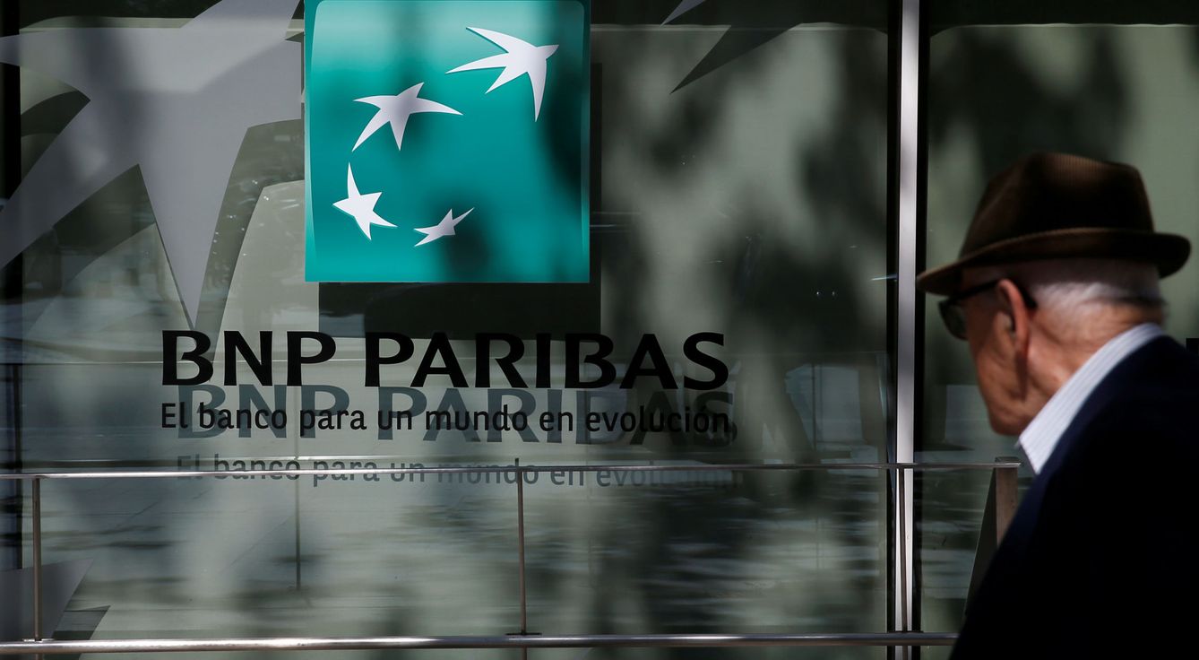 Un hombre pasa delante de una oficina del BNP Paribas en Madrid. (Reuters)