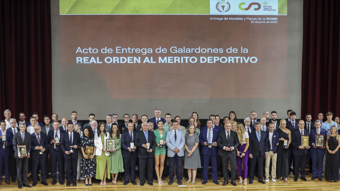 Foto de familia de los premiados con la ROMD. (EFE/Kiko Huesca) 