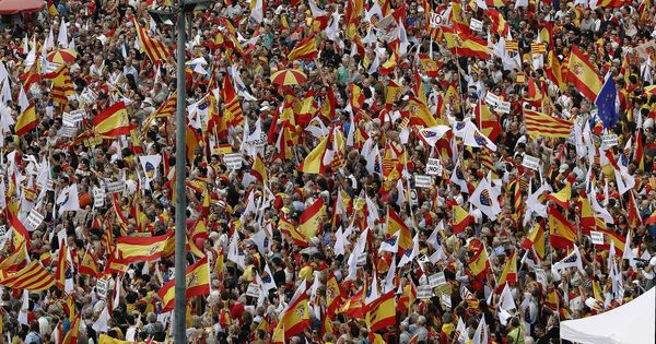 Foto: Vista de la manifestación del 8 de octubre en Barcelona por la unidad de España. (EFE)