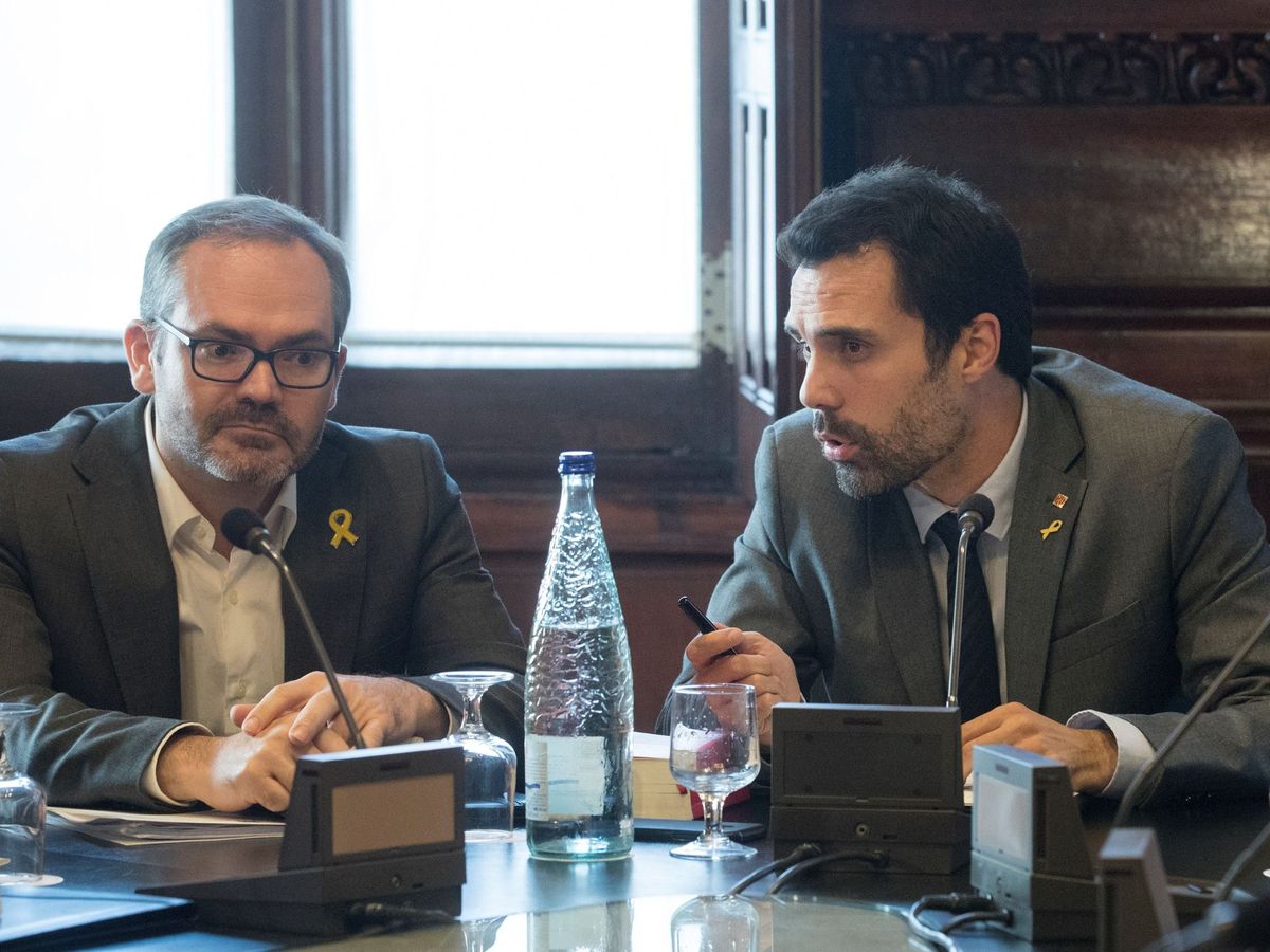 Foto: El presidente del Parlament, Roger Torrent (d), junto al vicepresidente, Josep Costa. (EFE)