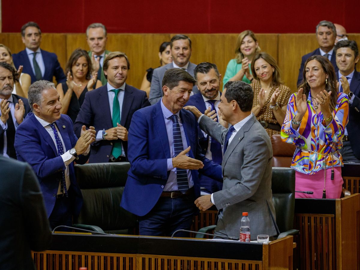 Foto: Juan Marín y Juanma Moreno se saludan en el Parlamento en el debate de investidura del pasado julio. (EFE/Julio Muñoz)