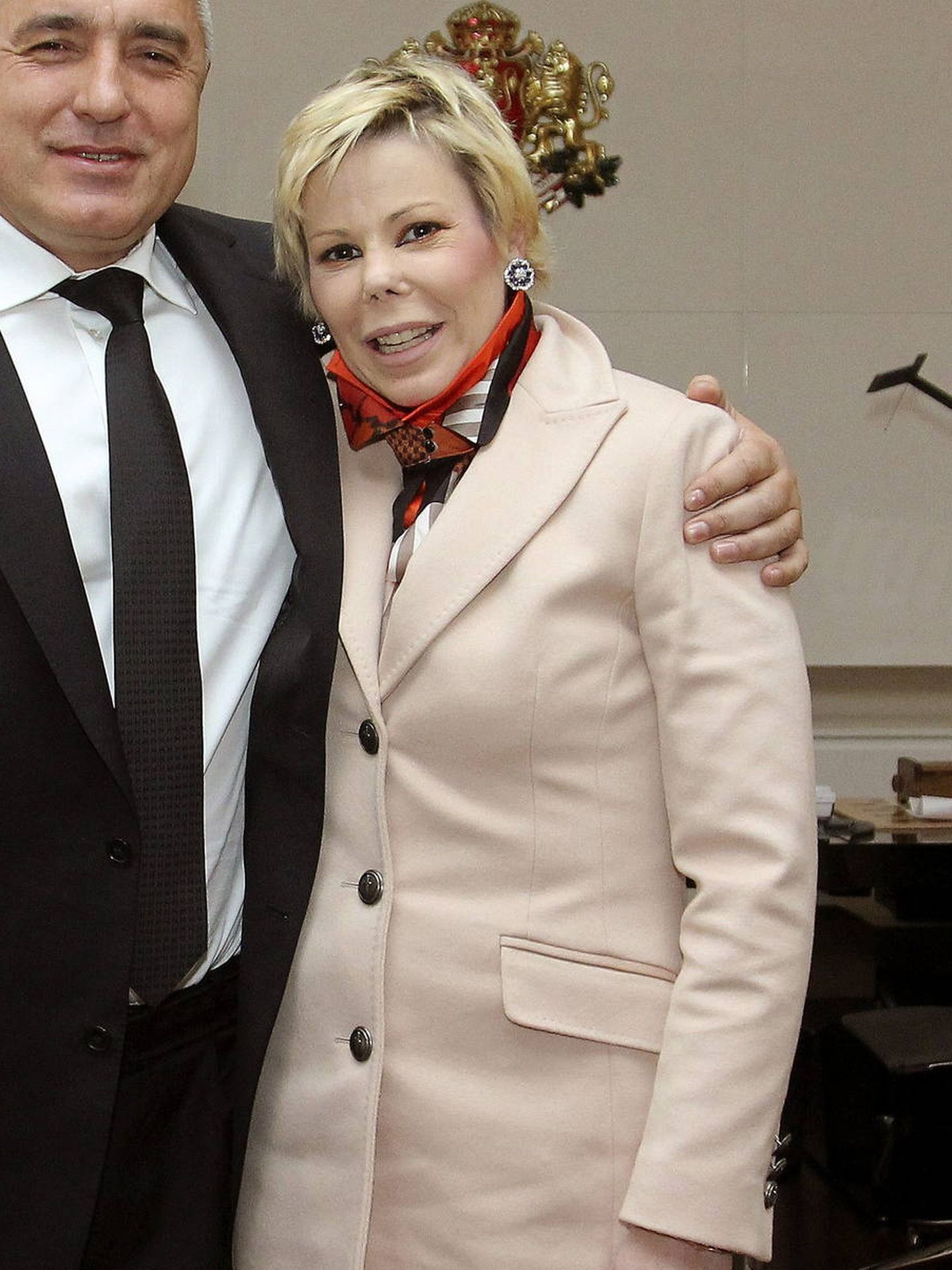 El exprimer ministro búlgaro, Boiko Borisov, junto a la princesa Kalina de Bulgaria en la sede del Gobierno en Sofía. (EFE)