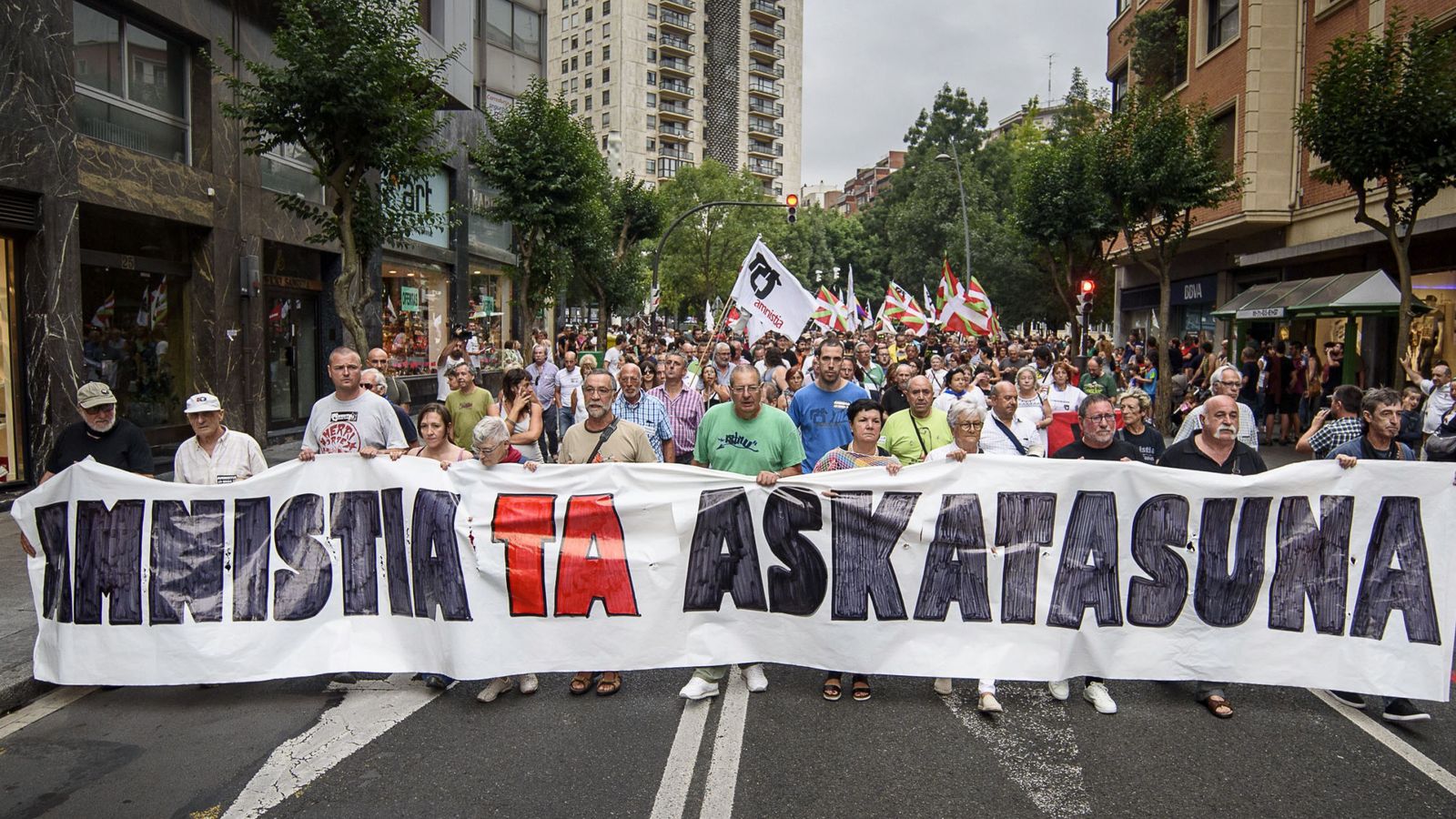 Foto: Pancarta de cabeza de una manifestación a favor de la amnistía de los presos de ETA en Bilbao. (EFE)