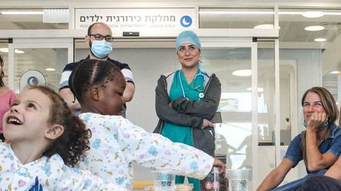 La médica que cruza todas las semanas la Franja de Gaza para salvar la vida a niños desfavorecidos