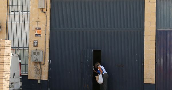 Foto: Una mujer saliendo de la fábrica cerrada de Magrudis en Sevilla (Reuters)