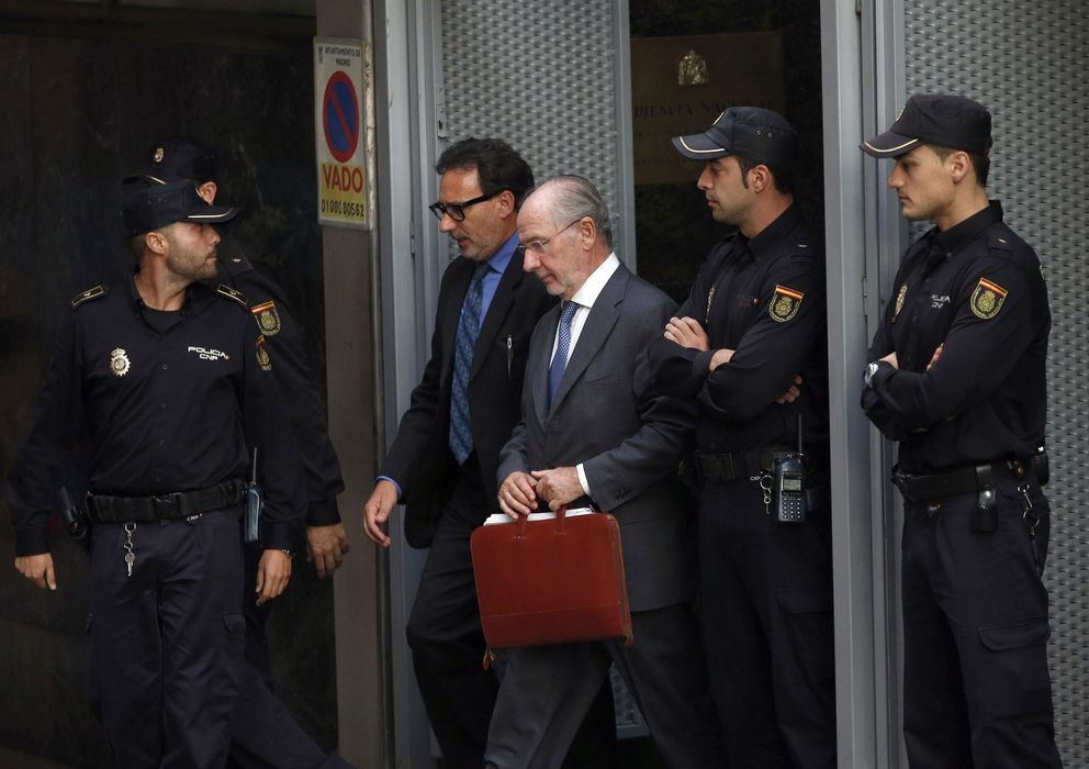 Foto: Rodrigo Rato a la salida del Tribunal Supremo tras declarar por el caso de las 'tarjetas black' en una imagen de archivo (EFE)