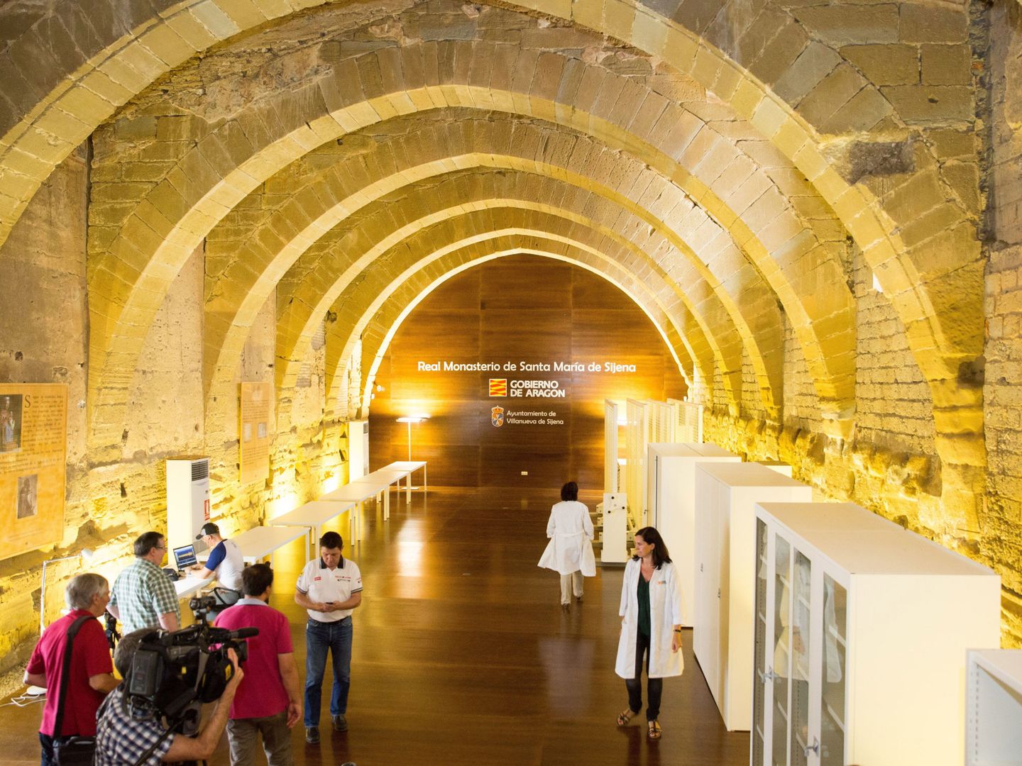 La sala capitular de Sijena se ha acondicionado para que sus arcos recuperen los murales conservados en el MNAC. (EFE)