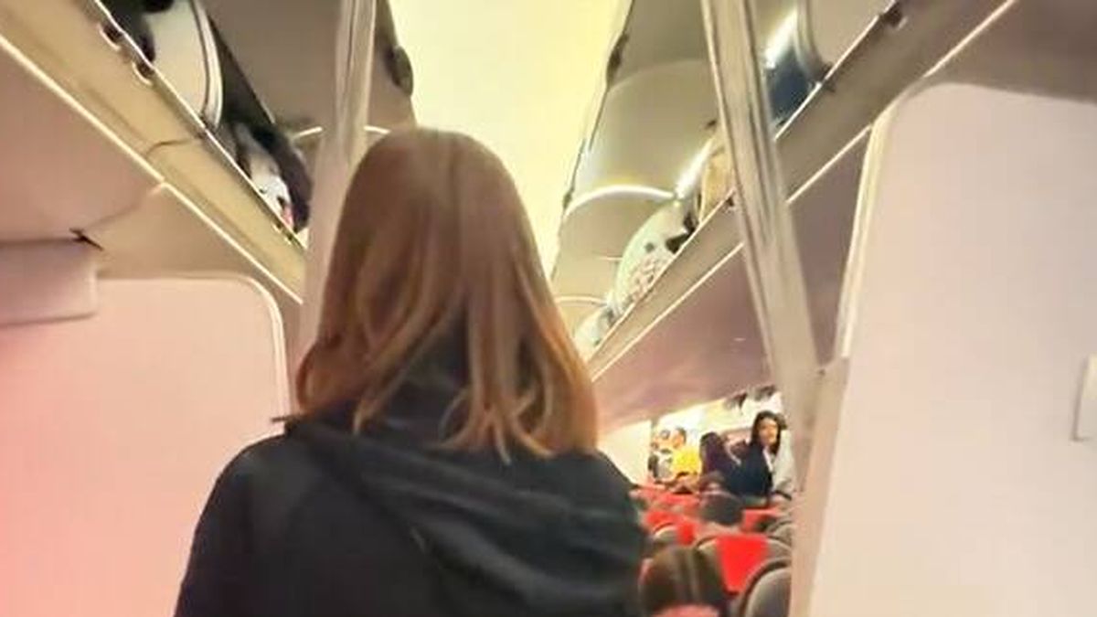 Los consejos de una pareja viajera para "sobrevivir" a un vuelo de 12 horas en clase turista