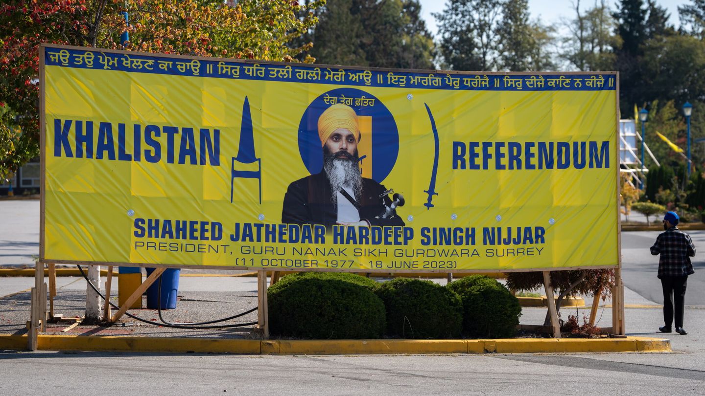 Cartel en memoria del sij asesinado Singh Nijjar. (EFE/Ethan Cairns)