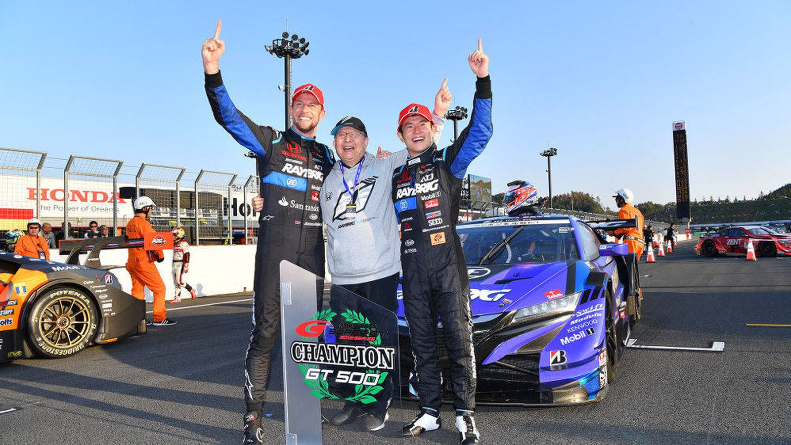 Foto: Naoki Yamamoto celebra su triunfo en Super GT junto a Jenson Button. (Agencias)