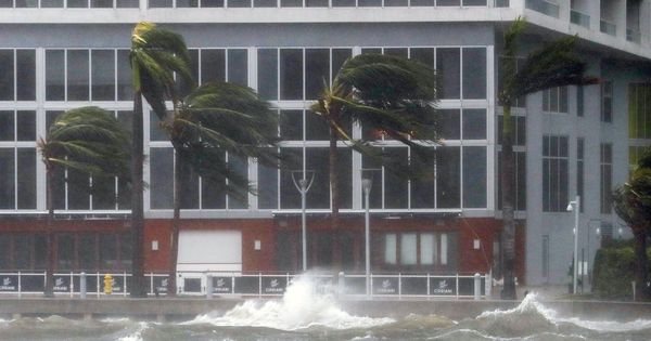 Foto: Fuerte viento y olas en Biscayne Bay, en Florida. (EFE)