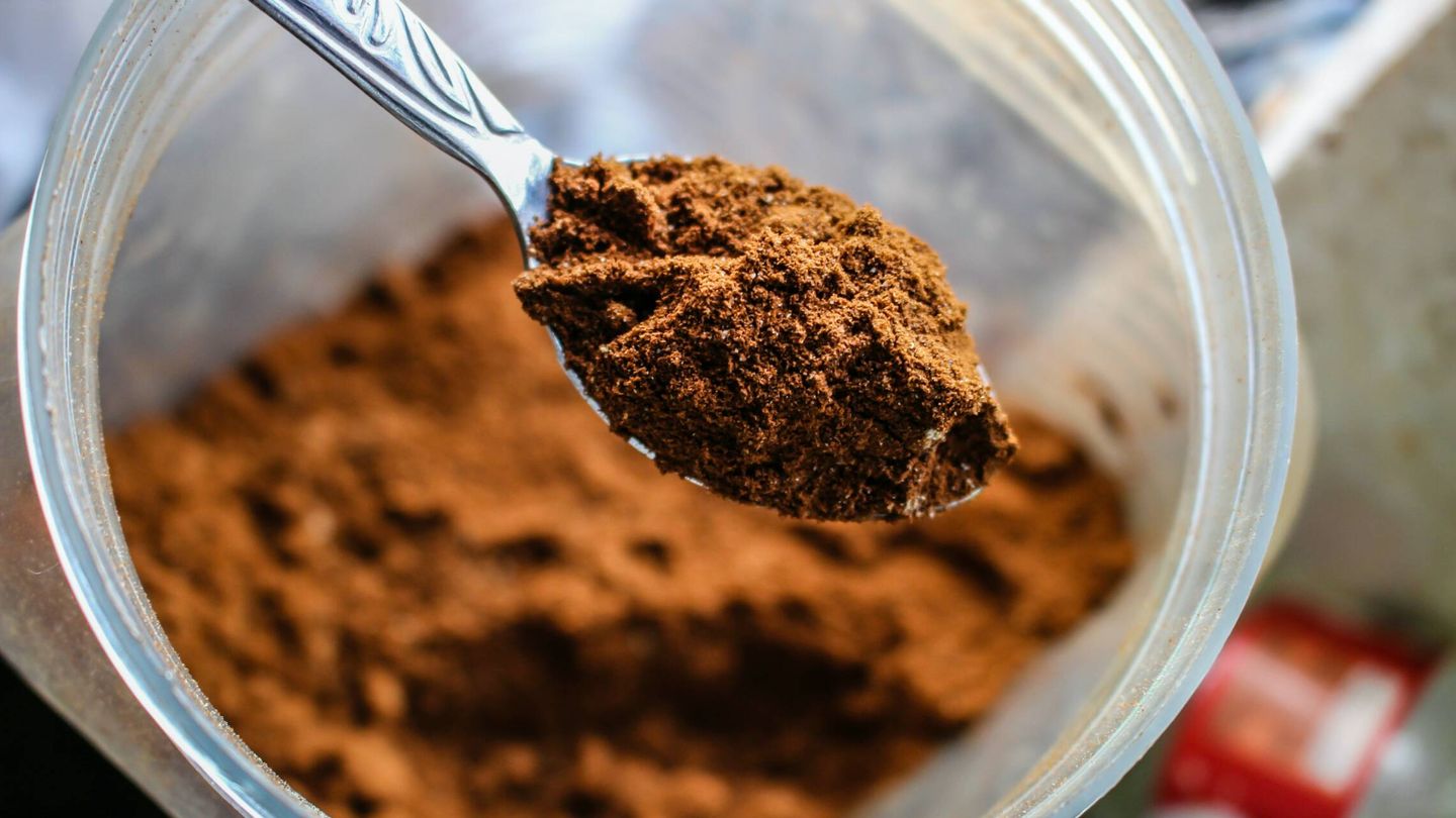 Solo una cucharada de cacao en polvo, puro y sin azúcar, es suficiente para obtener lo mejor de las dos bebidas.(Pexels/Samer Daboul)