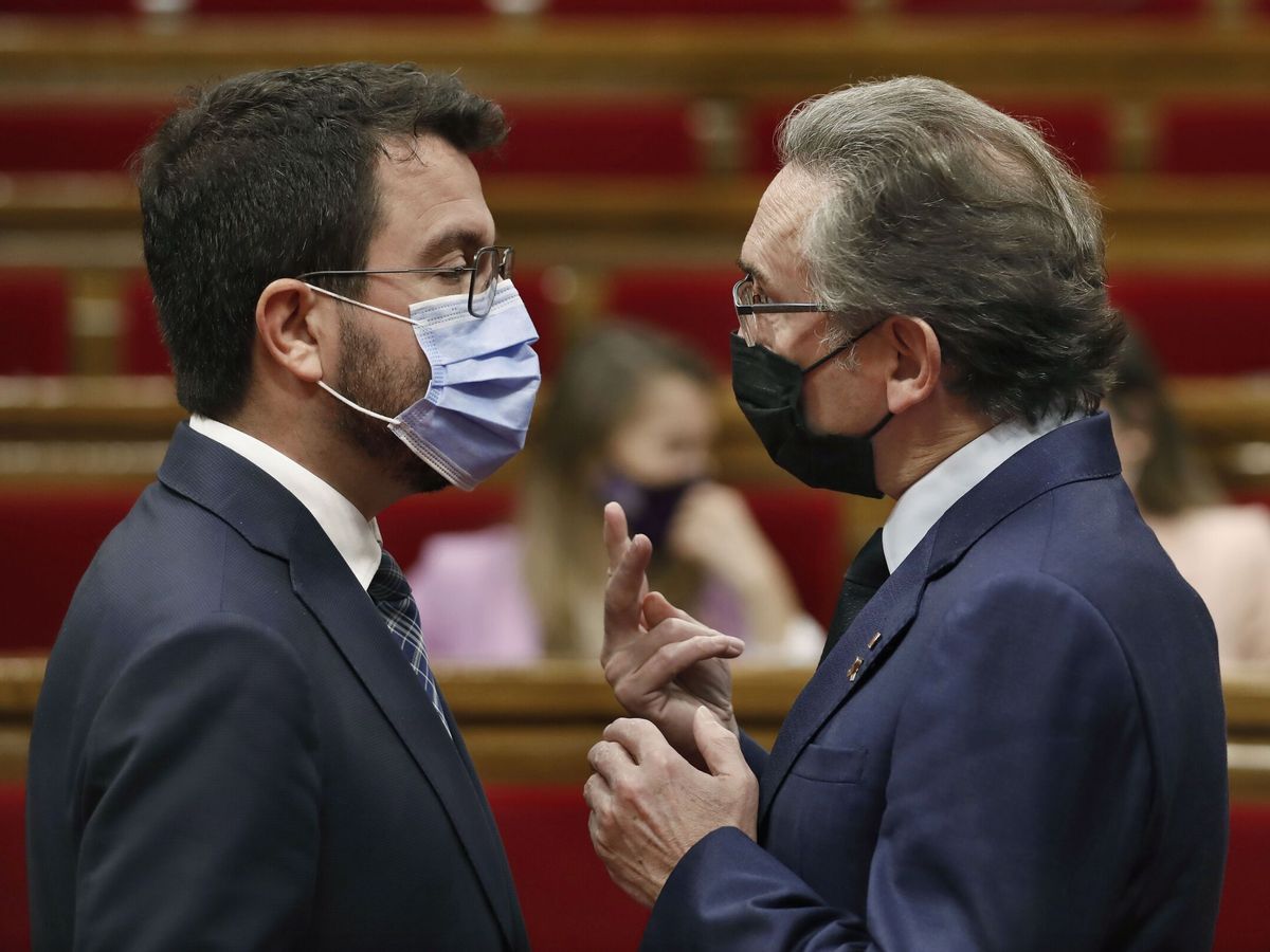 Foto: Pere Aragonès (i) y el 'conseller' de Economía, Jaume Giró. (EFE/Andreu Dalmau)