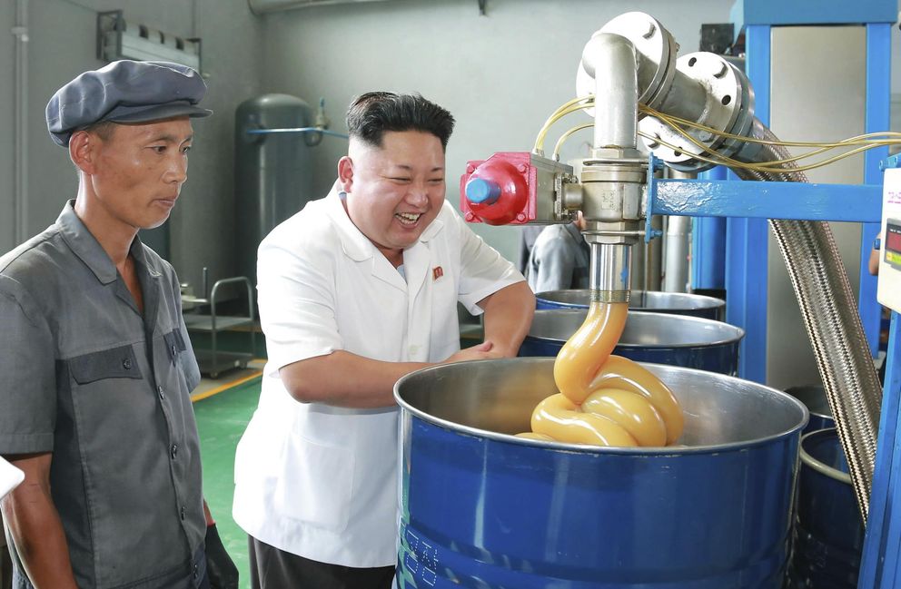 Kim Jong un visitando una fábrica de lubricante (Reuters).