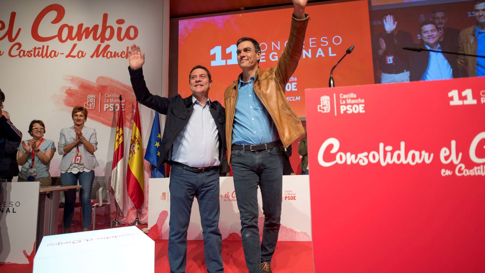 Foto: Pedro Sánchez, con el líder del PSOE manchego y presidente regional, Emiliano García-Page, este sábado en el 11º Congreso del PSOE-CLM. (EFE)