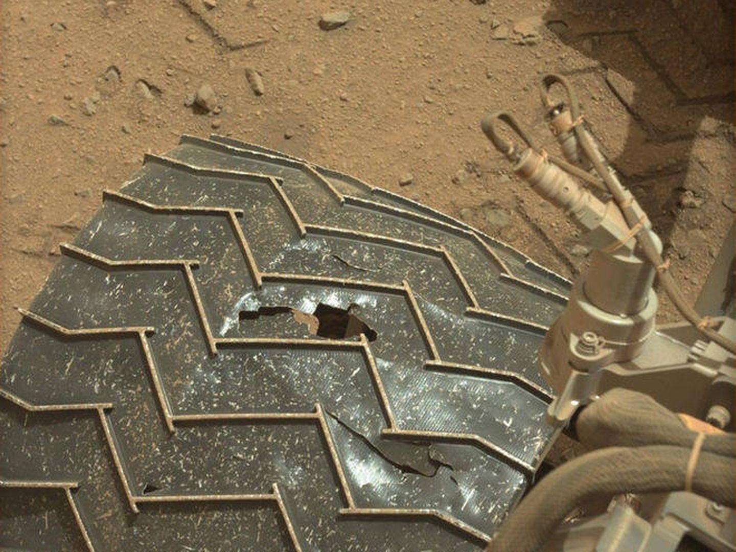 Las ruedas de la Curiosity ya muestran los efectos del trabajo en Marte. (NASA)
