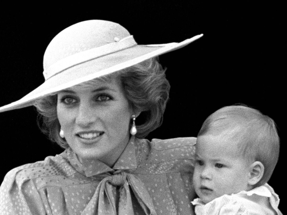 Foto: Diana de Gales en 1984 con su hijo Harry. (Cordon Press)