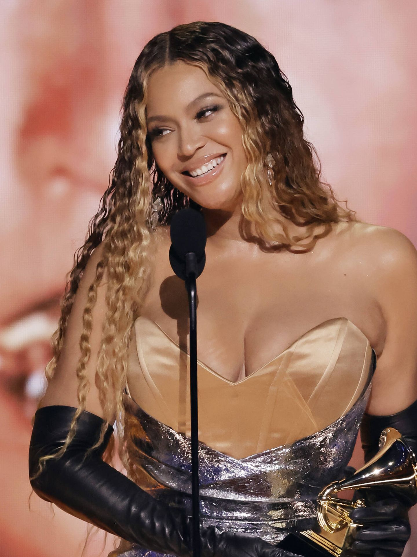 Beyoncé recogiendo uno de sus premios Grammy. (Getty/Kevin Winter)