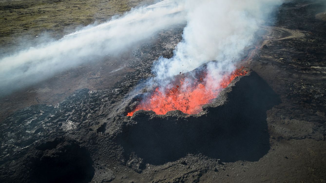Foto: Erupción de un volcán en Islandia. (Anton Brink/EFE)