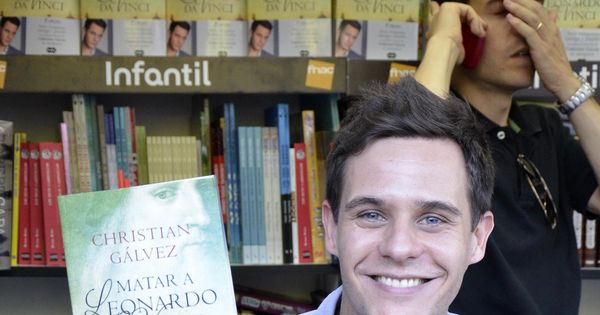 Foto: Christian Gálvez con su libro sobre Leonardo da Vinci.