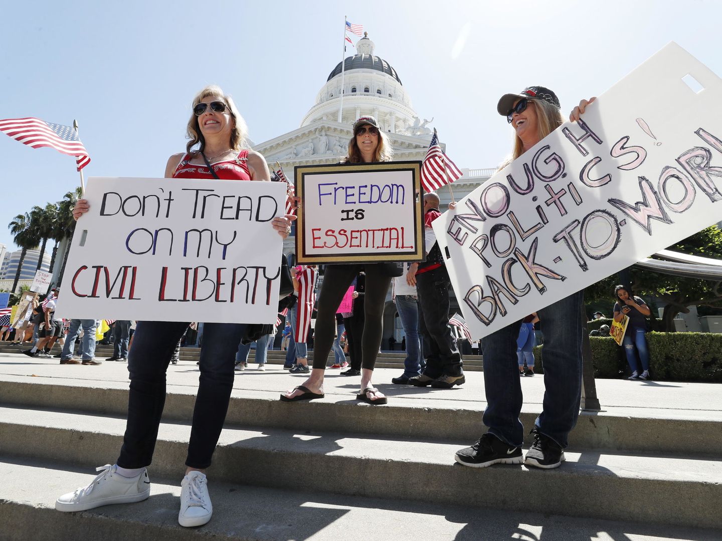 Manifestación en Sacramento que pide la reapertura del estado de California. (Reuters)