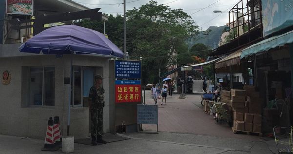 Foto: Un soldado chino vigila en uno de los puestos de control de Sha Tau Tok. (Javier Ibáñez)