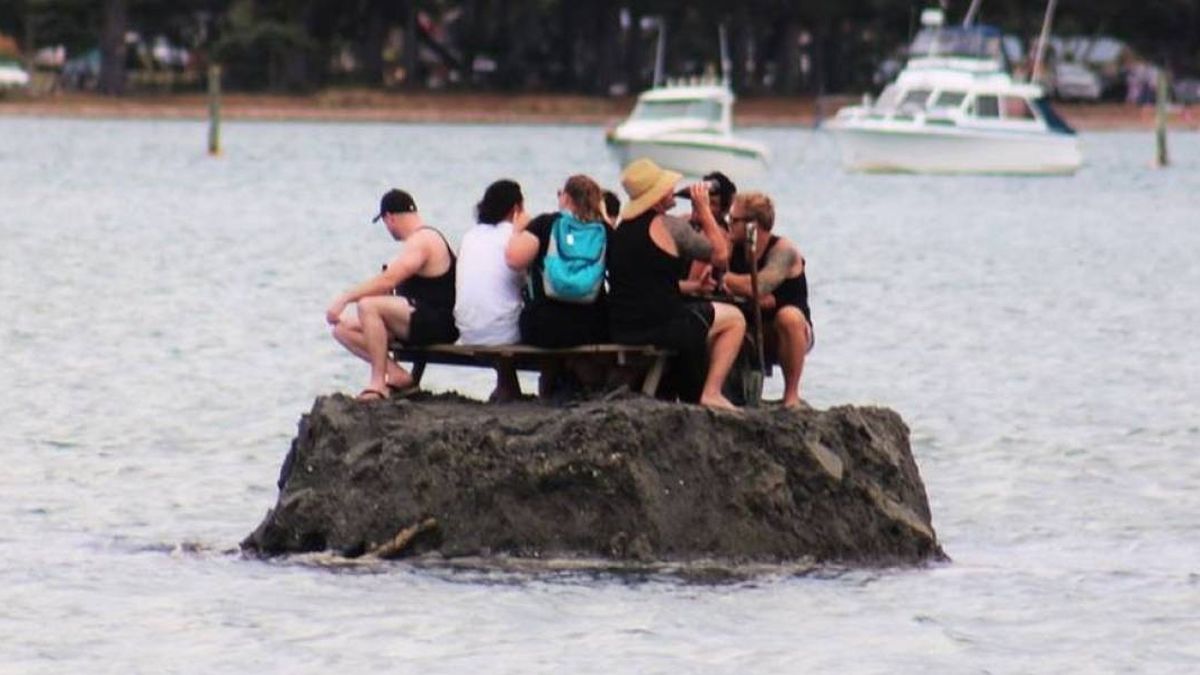 Los juerguistas que construyeron una isla para beber al margen de la ley en Año Nuevo
