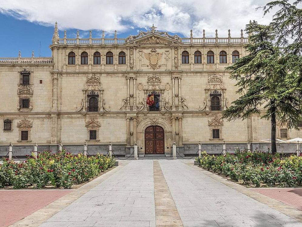 Foto: Fachada principal de la Universidad de Alcalá de Henares, una de las más emblemáticas de España. 