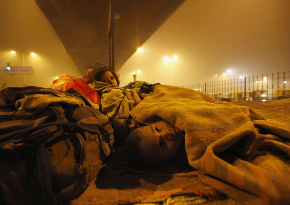 Foto: Niños vagabundos se protegen del frío en una calle de Nueva Delhi, India, en enero de 2010. (Reuters)