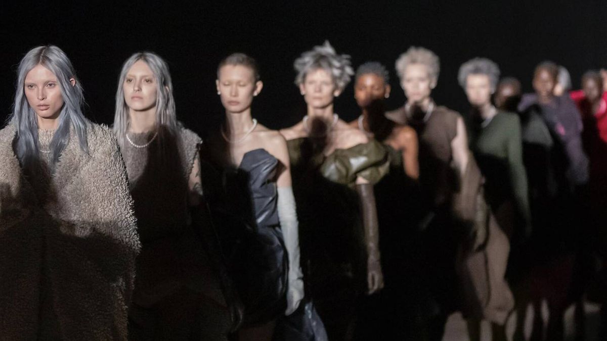 El desfile de Marc Jacobs: regreso a Park Avenue Armory y homenaje a Vivienne Westwood