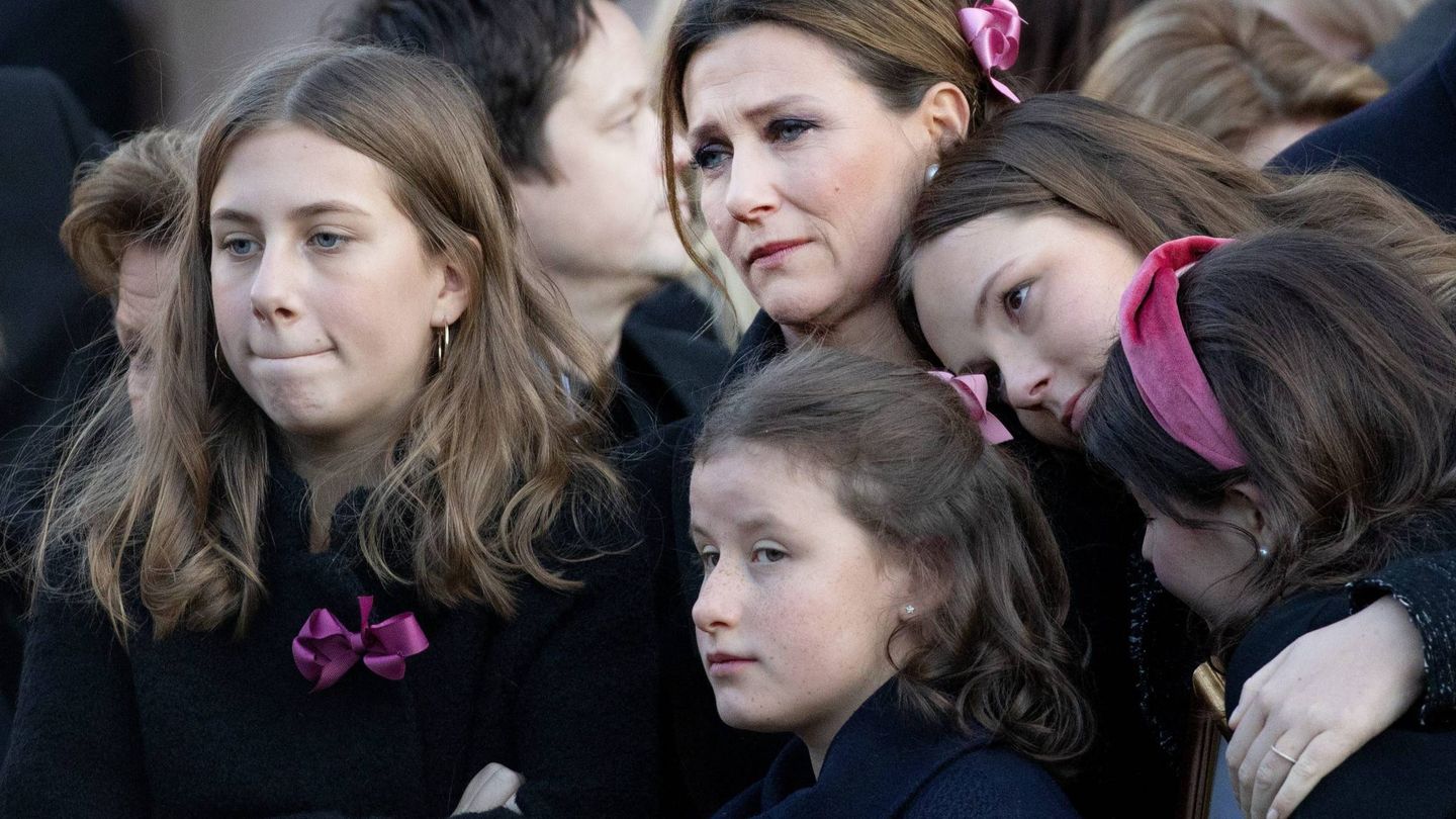 Marta Luisa con sus hijas en el funeral de Ari Behn. (Cordon Press)