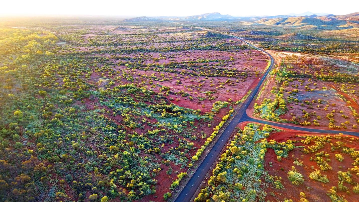 La infinidad de colores que se pueden encontrar en el suelo de los desiertos que atraviesa la Outback Way. (iStock)