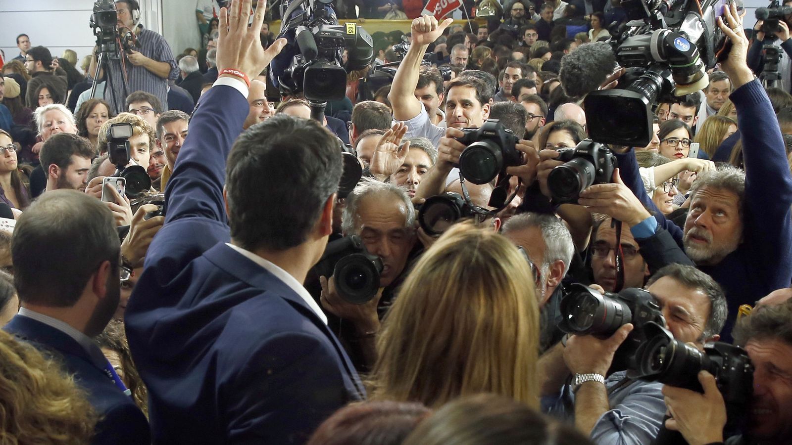 Foto: Pedro Sánchez y su mujer saludan a los simpatizantes congregados en la sede de Ferraz. (EFE)