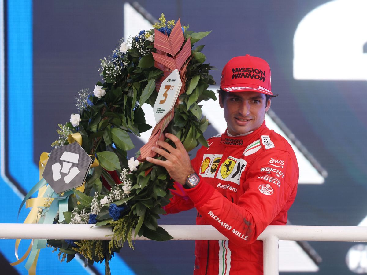 Foto: Carlos Sainz recibe su premio como tercer clasificado. (Reuters/Lars Baron)