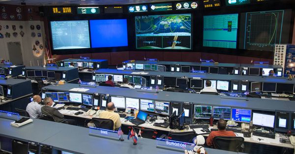 Foto: En condiciones normales, esta es la sala de control del Centro Espacial Johnson en Houston. (NASA)