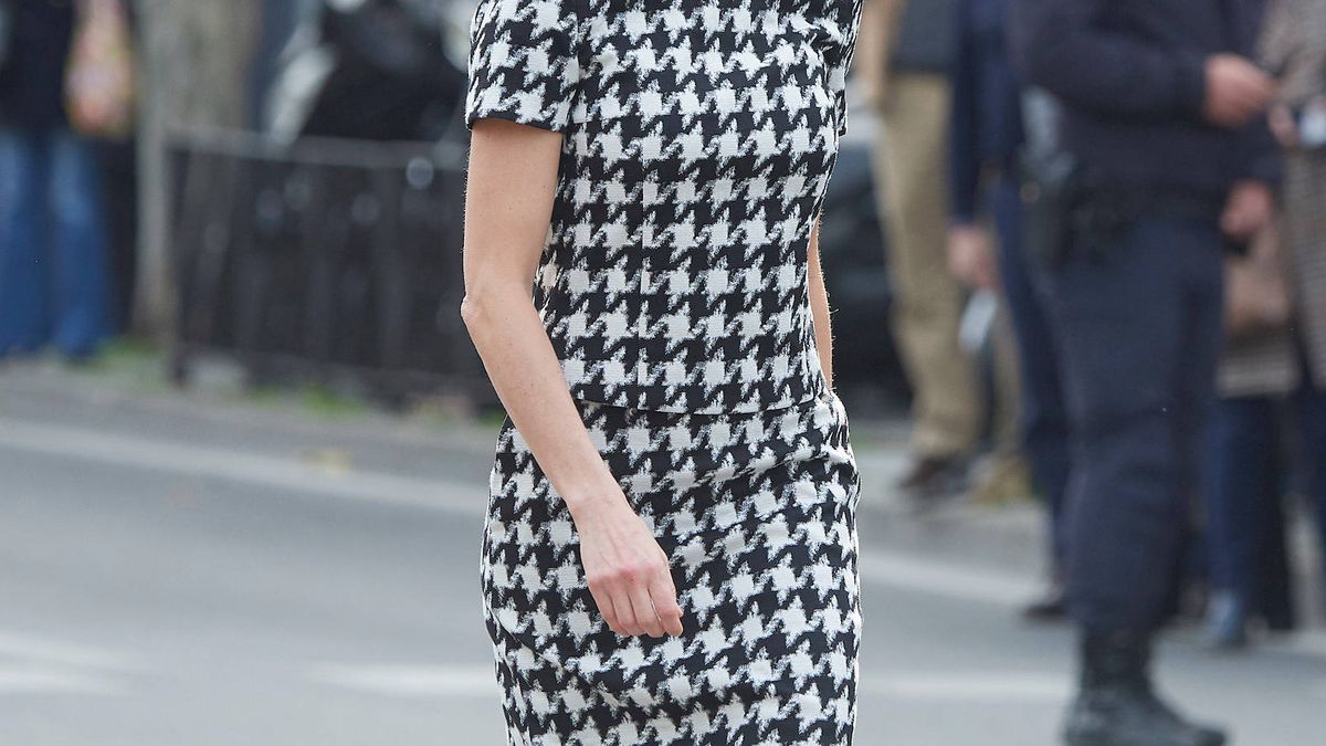 El vestido 'femme fatal' o el Armani vintage: ¿cuál es el mejor look de Letizia en febrero?