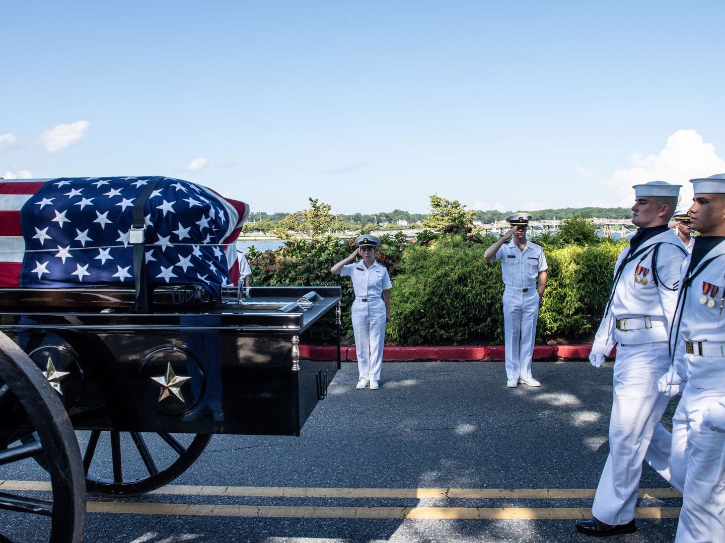 Soldados durante el entierro de John McCain. (Reuters)