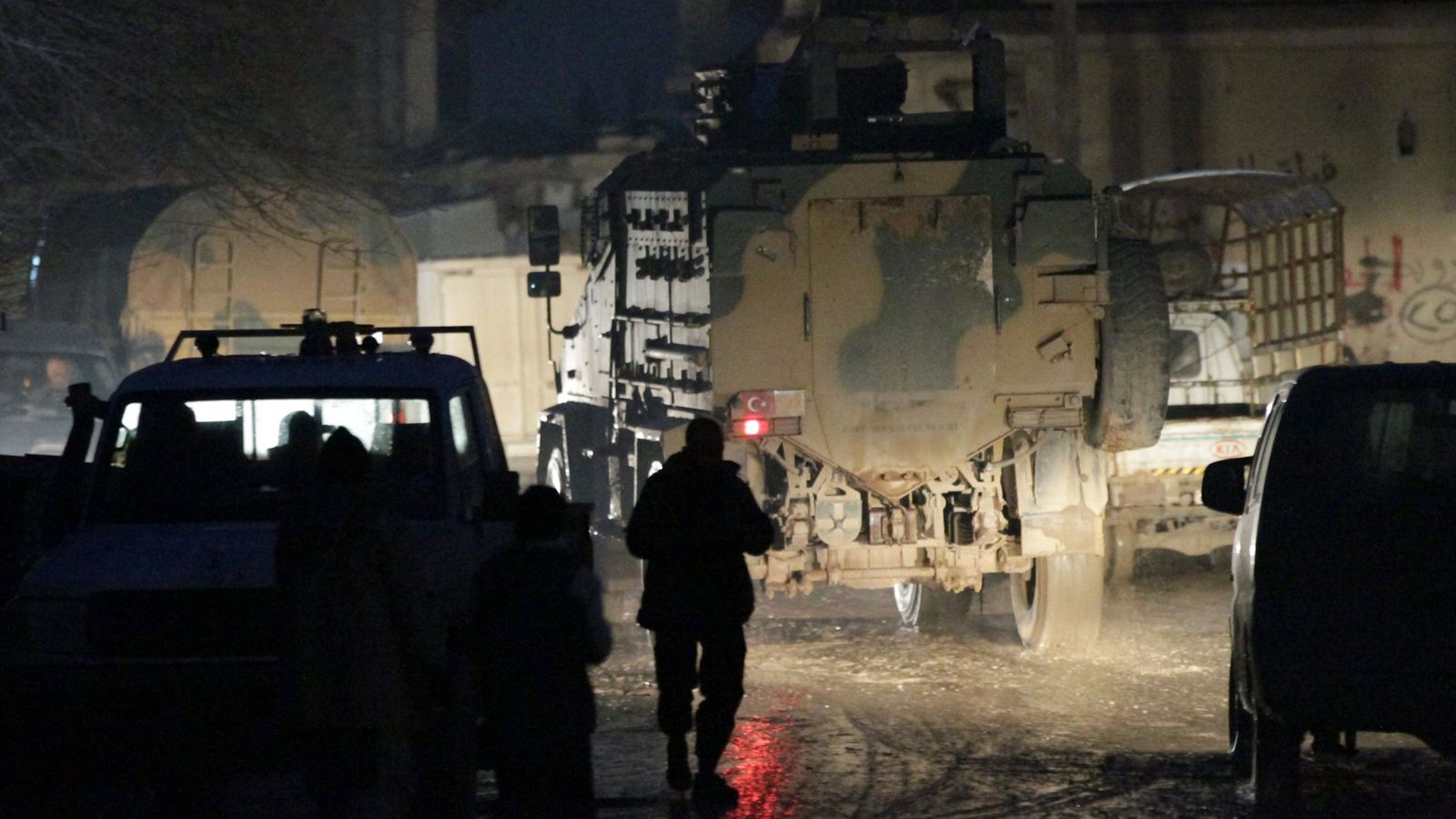 Foto: Un vehículo militar turco conduce en la localidad de Al Rai, al norte de la provincia de Alepo, el 27 de diciembre de 2016 (Reuters)