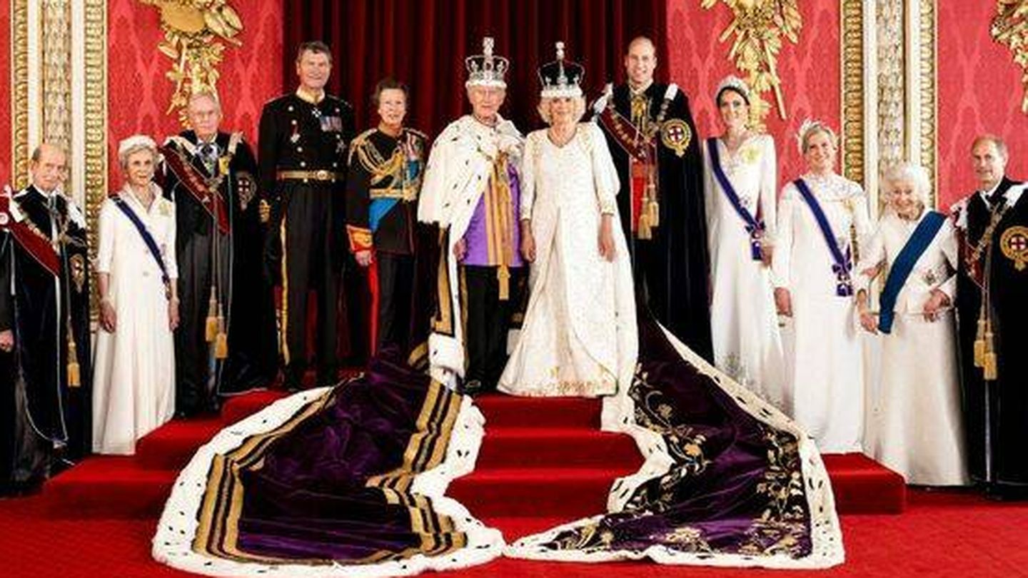 Los reyes de Inglaterra junto a la familia real tras la coronación. (Buckingham)