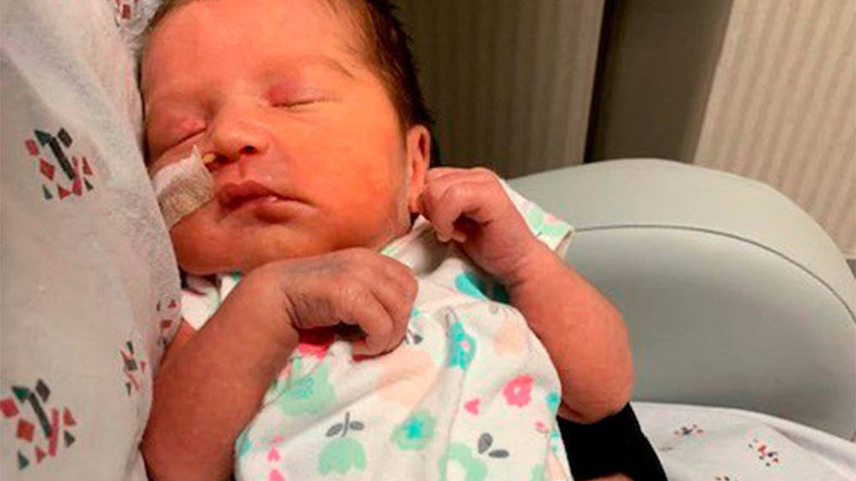 Analía, el bebé que decidió nacer antes de tiempo en un avión