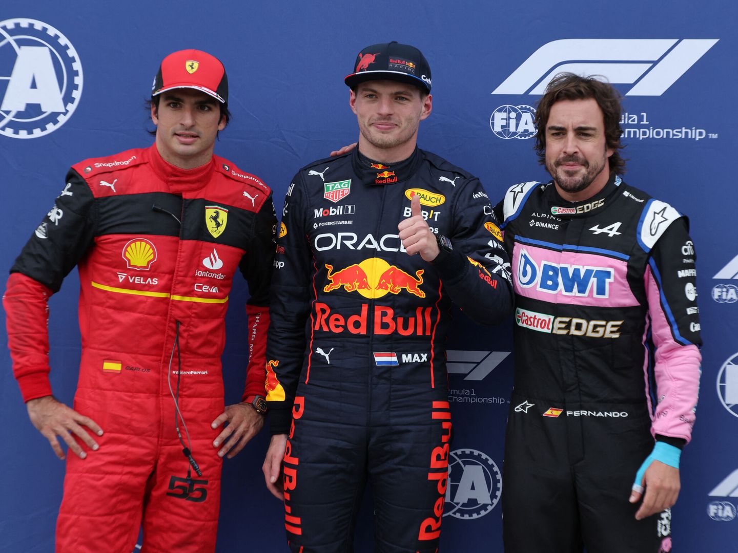 La satisfacción de Alonso era comprensible al verse mezclado entre un RedBull y un Ferrari los grandes dominadores de la temporada (REUTERS /Chris Helgren)