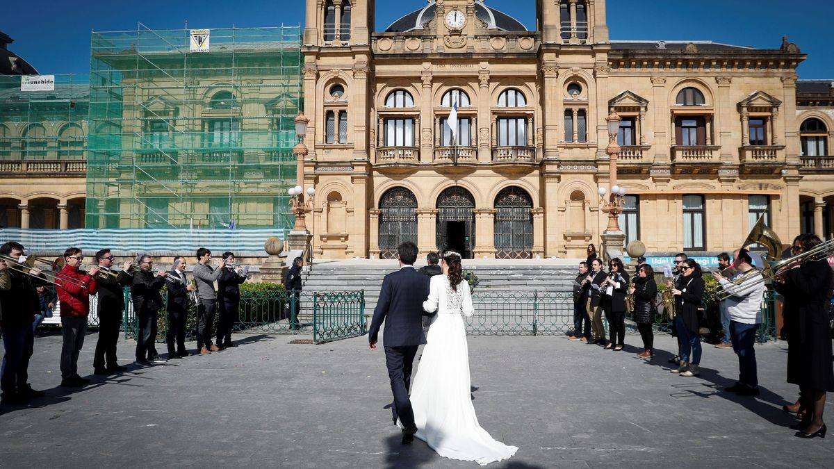 Una pareja se las apaña para celebrar su boda a lo grande y con 'distancia social' en EEUU