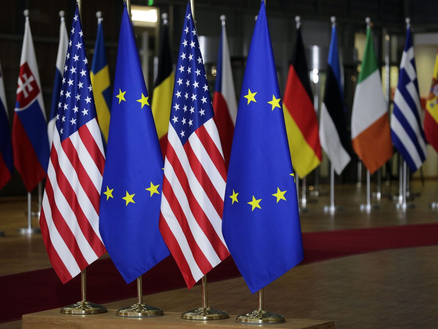 Banderas de Estados Unidos y de la Unión Europea en el Consejo Europeo. (Reuters)