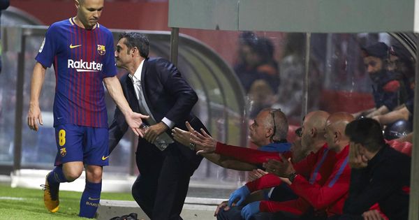 Foto: Iniesta llega al banquillo de Montilivi. (EFE)