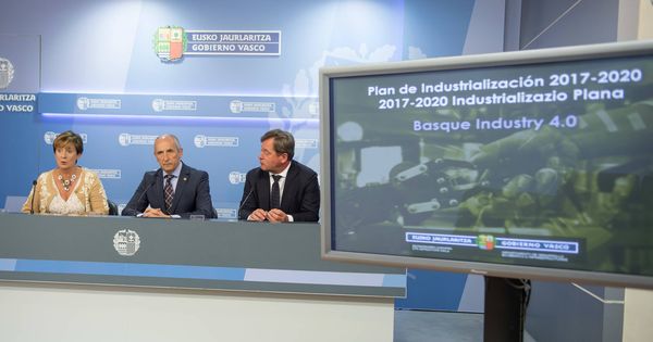 Foto: Arantxa Tapia, Josu Erkoreka y Bingen Zupiria, este martes en la presentación del Plan de Industrialización 2017-2020. (EC)